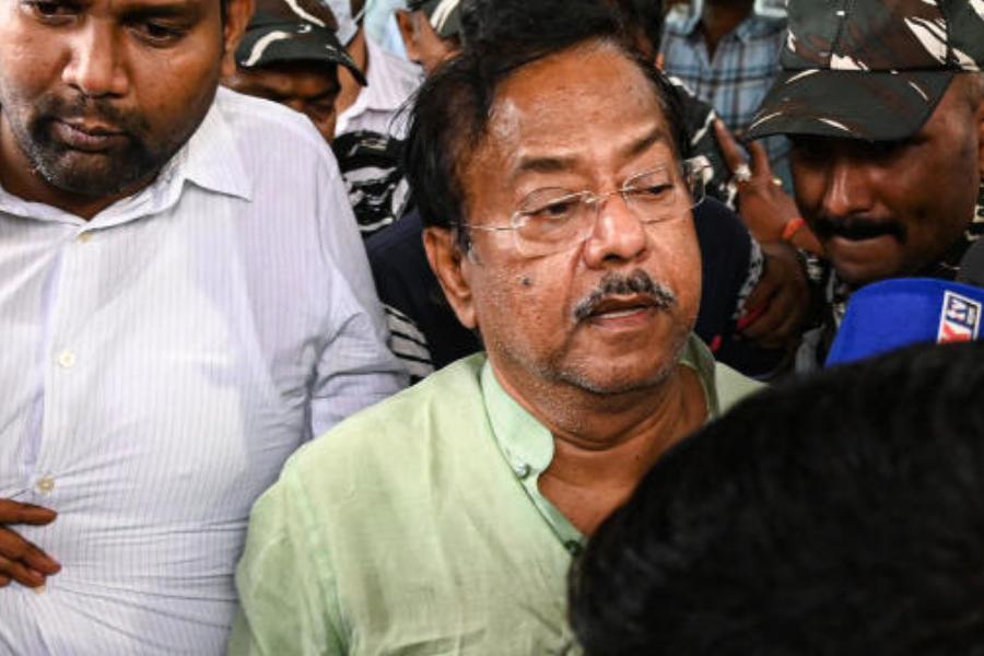 ওই হাসপাতালে ভর্তি আছেন রেশন দুর্নীতি মামলায় ধৃত রাজ্যের মন্ত্রী জ্যোতিপ্রিয় মল্লিকও। তাঁর স্বাস্থ্য পরীক্ষার রিপোর্টও ইডিকে পাঠিয়েছেন হাসপাতাল কর্তৃপক্ষ।