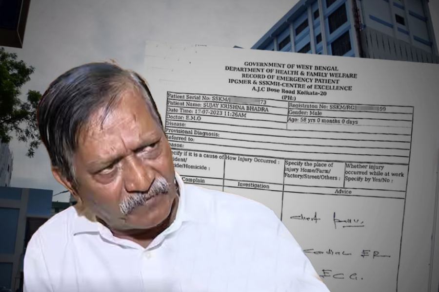 শুক্রবার সেই নমুনা সংগ্রহ করা যায় কি না, তা অবশ্য সময়ই বলবে। তবে শুক্রবার দুপুর ১টা পর্যন্ত অন্তত এ নিয়ে সদর্থক কিছু জানা যায়নি। সাড়ে ছ’ঘণ্টা পরে অবশ্য শূন্য হাতেই ফিরতে হল ইডিকে।