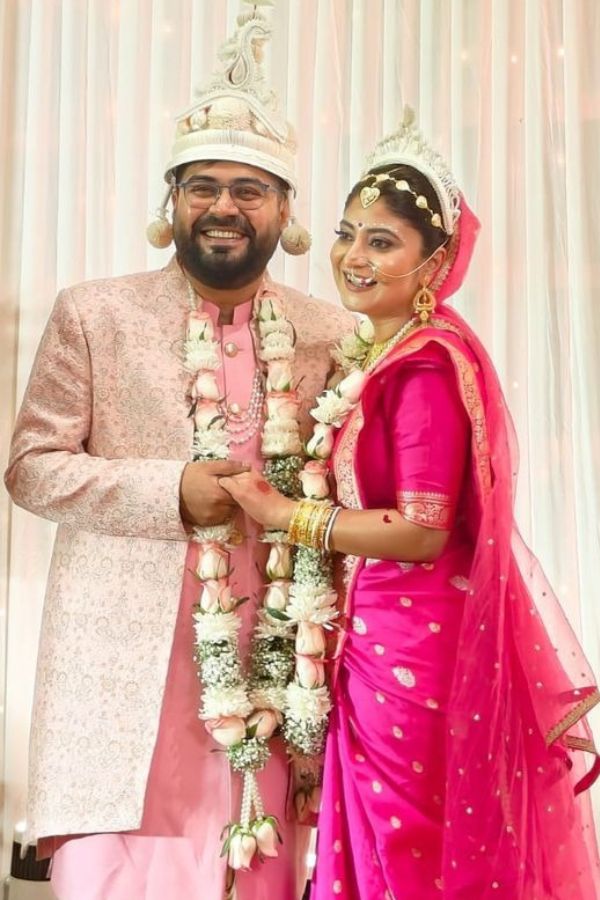 কৌতূহলেও কমতি ছিল না নেটাগরিকদের। ৭ ডিসেম্বর বেশ ধুমধাম করেই অভিনেত্রী চারহাত এক করলেন প্রেমিক সৌম্য মুখোপাধ্যায়ের সঙ্গে।  