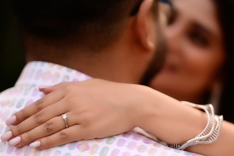 টলিপাড়ায় খোঁজ ছিল অনেকের কাছেই, তা-ও মিটছিল না জল্পনার রেশ। তবে সেই ধোঁয়াশা কাটিয়েছেন অভিনেত্রী নিজেই। নিজের সমাজমাধ্যমে প্রকাশ করেছিলেন বিয়ের আগের প্রি-ওয়েডিং ফটোশুটের ভিডিয়ো। 