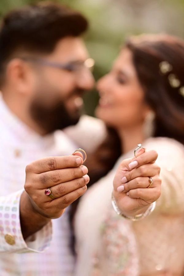 তাতে বেশ স্পষ্ট ছিল সন্দীপ্তার সঙ্গে তাঁর প্রেমিকের ঘনিষ্ঠতা। কলকাতার অলিগলিতে হেঁটে নিজেদের বিয়ের কথা জানান দিয়েছিলেন তাঁরা। দিন গুনছিলেন তাঁদের ভক্তরা। 