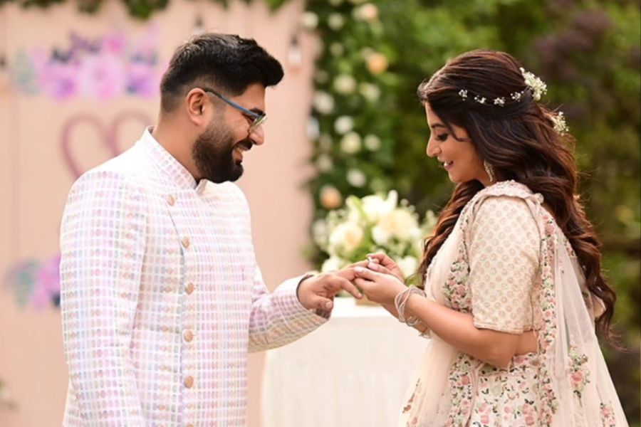 বিয়েতে সাদা রঙের কিছু পরা যাবে না বলে বাগ্‌দান পর্বের দিন সাদা লেহঙ্গায় সেজেছিলেন অভিনেত্রী।