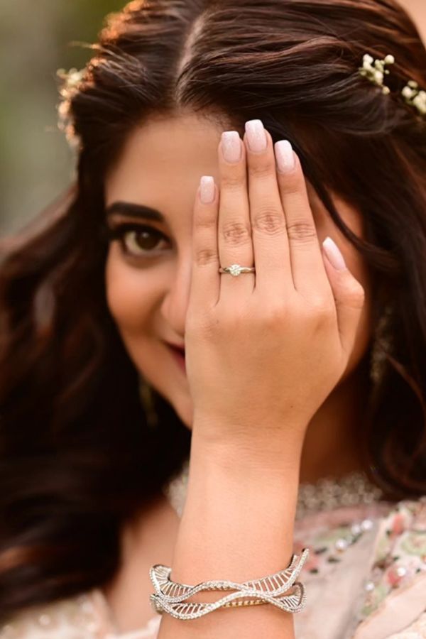 ৩ ডিসেম্বর তাঁদের হাসিমুখের ছবি নিমেষে ছড়িয়ে পড়ে নেটমাধ্যমে। নিজের সমাজমাধ্যমের পাতায় ‘বাগদত্তা’ বা ‘এনগেজড’ লিখে ছবিগুলি শেয়ার করেন ‘বোধন’ খ্যাত অভিনেত্রী। 