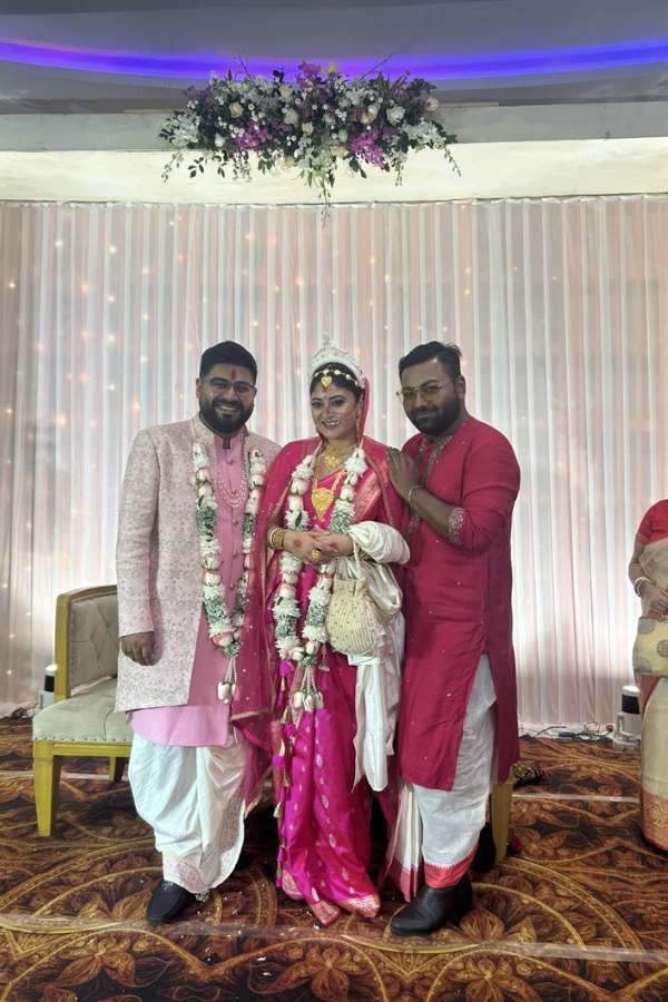 তাঁর পোশাক পরিকল্পনার দায়িত্বে ছিলেন অভিষেক রায়। বিয়েতে ফুশিয়া রঙের বেনারসিতেই দেখা গেল নায়িকাকে। 