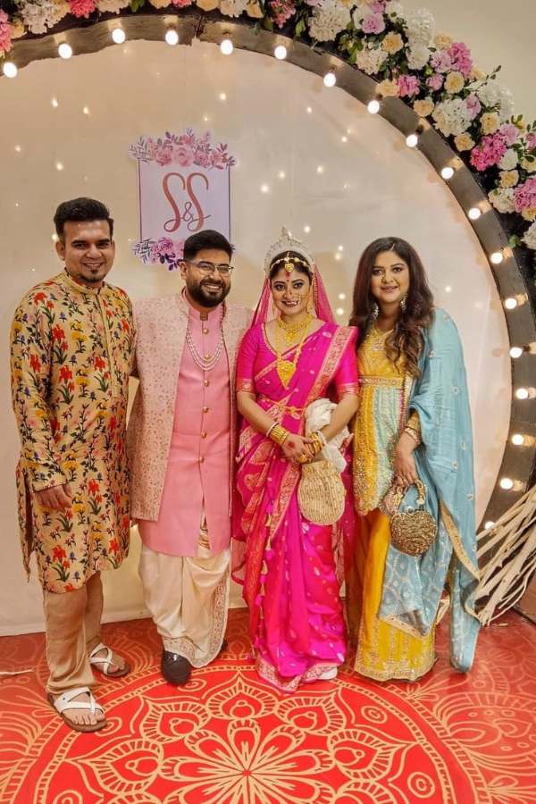 সৌম্য সাজলেন হালকা গোলাপি রঙের শেরওয়ানিতে। পাশে ছিলেন তাঁর প্রিয় বান্ধবীরা। 