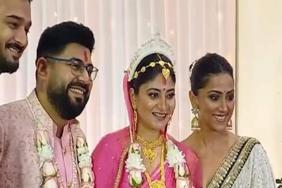 সৃজিত মুখোপাধ্যায়, রাজ চক্রবর্তী, সোহিনী সরকার, আবির চট্টোপাধ্যায়, অনির্বাণ চক্রবর্তী, বিক্রম চট্টোপাধ্যায়, সৌরভ দাসের মতো বহু টলিউড তারকা উপস্থিত ছিলেন নতুন বর-কনেকে শুভেচ্ছা জানাতে। 