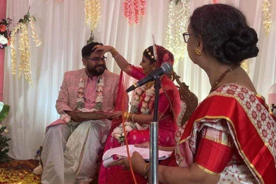 বিয়ের রীতিনীতির মতোই খাবারের মেনুতে ছিল বাঙালিয়ানার ছোঁয়া। কড়াইশুঁটির কচুড়ি, ছোলার ডাল, বাসন্তী পোলাও, কষা মাংস, চিংড়ির মালাইকারির মতো হরেক পদ ছিল বিয়ের ভোজে।