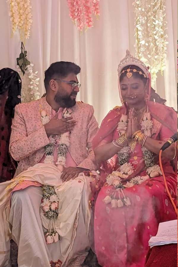 তাঁর বিয়ের দিন তো সকাল থেকে বৃষ্টি। ফলে এমনিতেই শীতের শহরে চারিদিকে জল। অনেকেই ভেবেছিলেন খোলা জায়গায় কী ভাবে ব্যবস্থা হবে। কিন্তু সব কিছু সুষ্ঠু ভাবে হয়ে গেল।