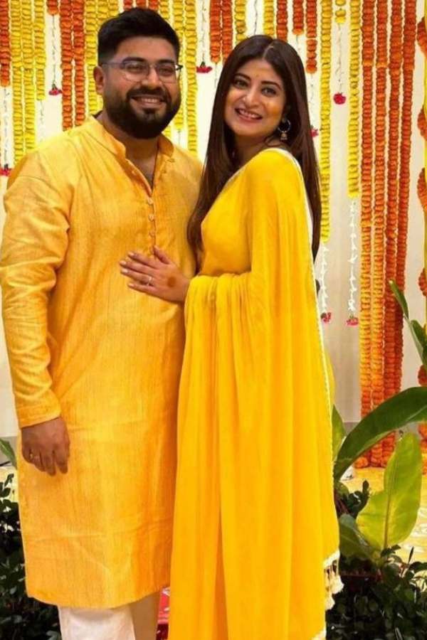 গায়েহলুদের সকালেও একেবারে সাদামাঠা সাজে ফ্রেমবন্দি হন অভিনেত্রী। এক দিনেই বিয়ে এবং রিসেপশন। তাই কনে আর বরকে একসঙ্গেই দেখা গেল গায়েহলুদের সকালে। 