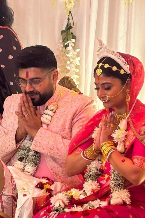 বিয়ের মেনুতেও ছিল বাঙালিয়ানার ছোঁয়া। বিভিন্ন মাছের পদ থেকে পাঁঠার মাংস— কিছুই বাদ ছিল না। এসেছিলেন টলিপাড়ার অনেক চেনা মুখ। অভিনেতা, পরিচালক থেকে প্রযোজক অনেককেই দেখা গেল আমন্ত্রিতদের তালিকায়। 