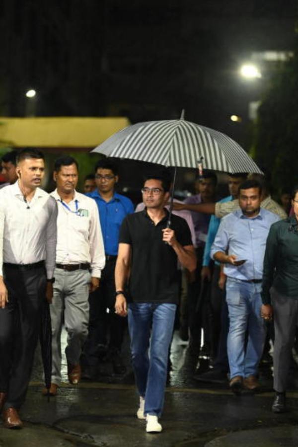 অভিষেক, তাঁর পরিবার এবং লিপ্‌স অ্যান্ড বাউন্ডস কোম্পানির বিরুদ্ধে ইডিকে নির্দিষ্ট করে নির্দেশ দিচ্ছেন বিচারপতি সিংহ। কম সময়ের ব্যবধানে প্রায় ১০ বছর আগের নথি কেন্দ্রীয় তদন্তকারী সংস্থাকে দিতে বলা হয়েছে। আদালত তদন্তে ‘নজরদারি’র পরিবর্তে ‘তদারকি’ করছে। 