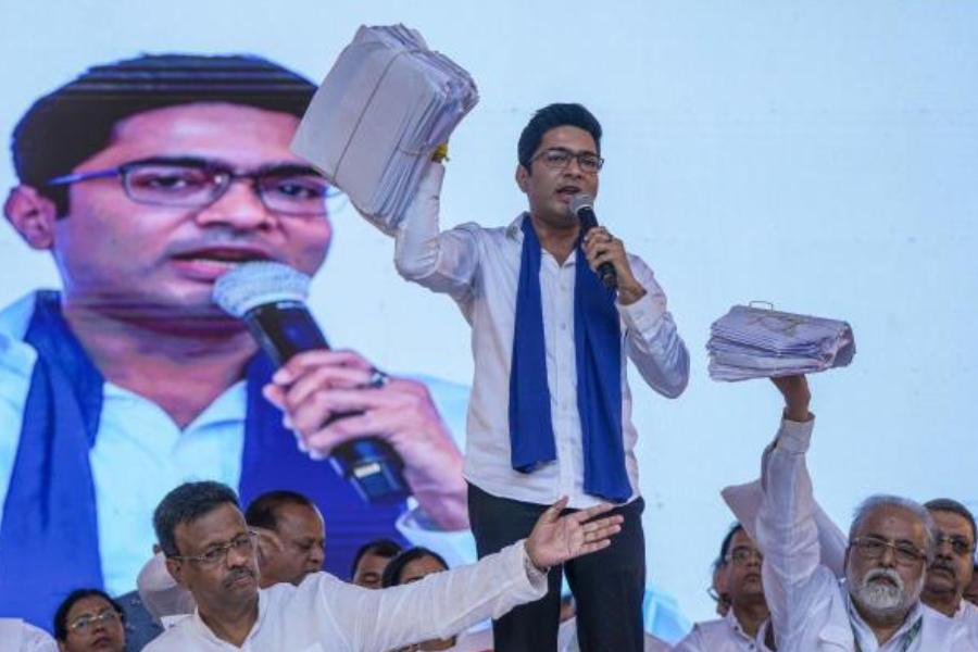 দুই বিচারপতির বেঞ্চ আরও জানায়, সিঙ্গল বেঞ্চ নিজের এক্তিয়ার লঙ্ঘন করেনি। অভিষেক ওই কোম্পানিতে দু’বছর ডিরেক্টর ছিলেন। বর্তমানে অভিষেক কোম্পানির সিইও। তিনি এক জন সাংসদও। 