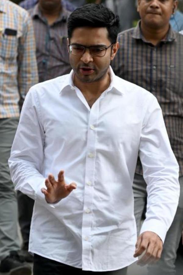 ফলে তথ্য এবং নথি প্রকাশ করলে তাতে অসুবিধার কিছু হবে না বলে মনে করে আদালত। তাই সিঙ্গল বেঞ্চের নির্দেশ মতো অভিষেকের জমা দেওয়া সব নথি খতিয়ে দেখবে ইডি। তার পরে প্রয়োজন মনে করলে অভিষেককে দুর্গাপুজোর দিনগুলি ছাড়া ৪৮ ঘণ্টা আগে সমন পাঠাতে পারবে তদন্তকারী সংস্থা।