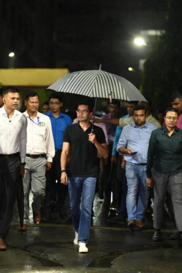 ডিভিশন বেঞ্চের নির্দেশের এই অংশটিকে চ্যালেঞ্জ করে সুপ্রিম কোর্টে যান অভিষেক। তাঁর আইনজীবী শীর্ষ আদালতে জানান, আদালতের ‘নজরদারি’তে তদন্ত চলছে। 