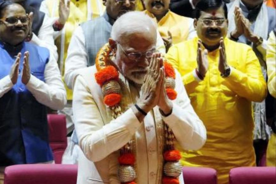 পাঁচ রাজ্যের নির্বাচন শেষ। তার মধ্যে তিন রাজ্যেই আশানুরূপ সাফল্য বিজেপির। এই জয়ের পরে উৎসবের আমেজ বিজেপি শিবিরে। বৃহস্পতিবার ছিল প্রথম বিজেপির সংসদীয় দলের বৈঠক। সভাগৃহে প্রধানমন্ত্রী প্রবেশ করতেই দলীয় সাংসদদের মধ্যে ‘মোদীজি’, ‘মোদীজি’ রব ওঠে। 