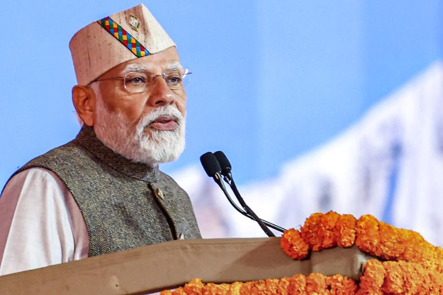 তবে প্রধানমন্ত্রীকে এই প্রথম দেখা যায় এই বিষয়ে আপত্তি জানাতে। ‘মোদীজি’ নন, তিনি চান তাঁকে ডাকা হোক মোদী বলে। যা দেখে অনেকের বক্তব্য, মোদী বার্তা দিতে চেয়েছেন— ‘আমি তোমাদেরই লোক’।