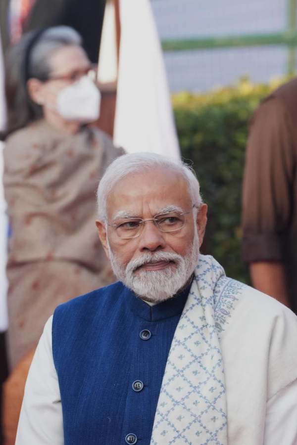 তবে পরবর্তী বক্তৃতায় তিনি এই প্রসঙ্গ তুলে ধরতে ভোলেননি যে ‘মোদীজি’ শব্দবন্ধ তাঁকে দলের সবার মধ্যে আপন করে নিতে বাধা তৈরি করছে। তাই আর ‘মোদীজি’ নয়, তিনি চান তাঁকে ‘মোদী’ ডাকা হোক।  