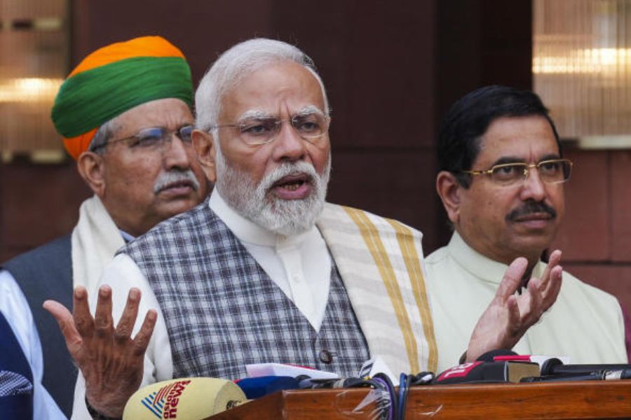 পাশাপাশি, ভোটের আগে সাংসদদের বিনয়ী হয়ে, আরও বেশি মানুষের কাছে পৌঁছতে হবে, সেই বার্তাও ‘মোদীজি’ থেকে ‘জি’ বাদ দেওয়ার মধ্যে দিয়েই সম্ভবত বুঝিয়ে দিতে চেয়েছেন মোদী।