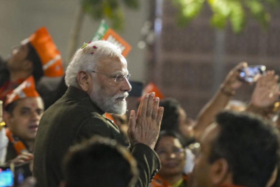 শীতকালীন অধিবেশনের পরেই ‘বিকশিত ভারত সঙ্কল্প যাত্রা’ শুরু করা হবে বলে প্রধানমন্ত্রী জানান। সমাজের শেষ ব্যক্তিটি সরকারি প্রকল্পের সুফল পাচ্ছেন কি না, তা খতিয়ে দেখতে ওই যাত্রায় সমস্ত সাংসদদের শামিল হতে নির্দেশ দিয়েছেন তিনি।