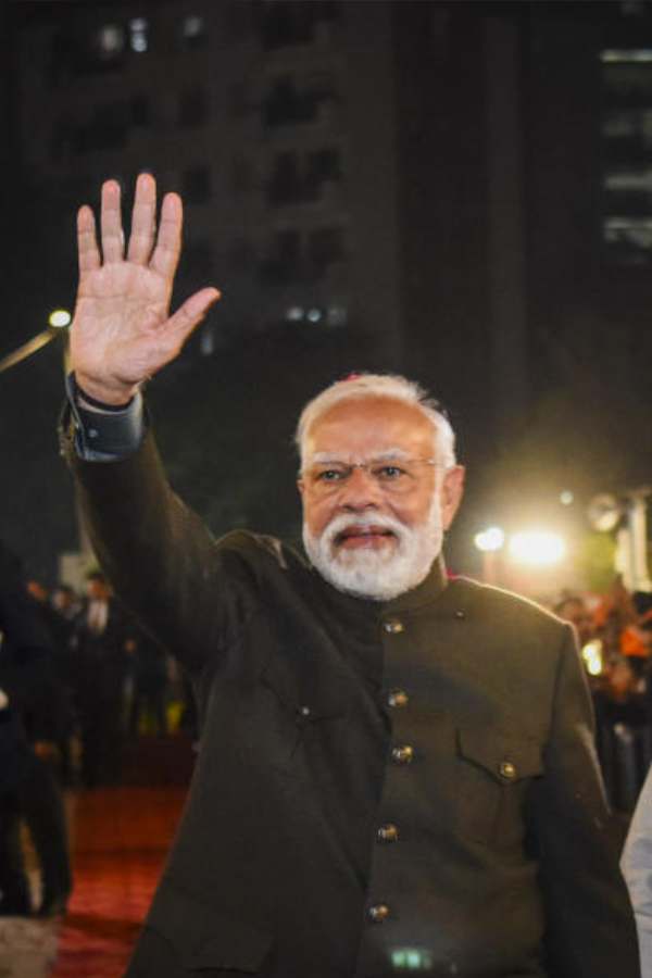 বৈঠকের শেষে কেন্দ্রীয় সংসদীয় মন্ত্রী প্রহ্লাদ জোশী সাংবাদিকদের বলেন, ‘‘আজ প্রধানমন্ত্রী নির্বাচন নিয়ে বেশ কিছু তথ্য আমাদের সামনে তুলে ধরেন। দেখা গিয়েছে, বিভিন্ন রাজ্যে পাঁচ বছর কংগ্রেসের শাসন থাকার পরে ৪০টি নির্বাচন লড়েছে রাহুল গান্ধীর দল।’’ 