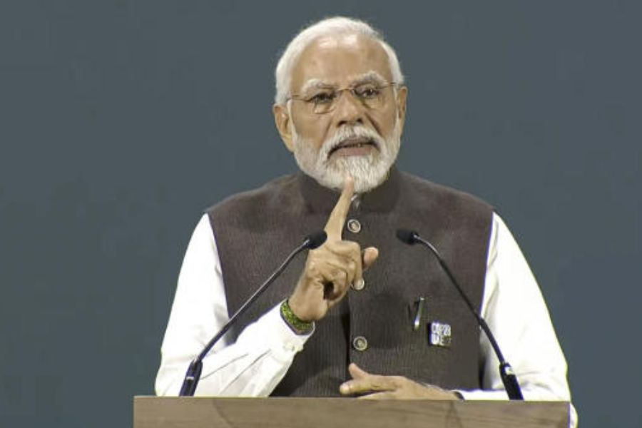 এর পর প্রহ্লাদের সংযোজন, ‘‘জিতেছে মাত্র সাতটিতে। সাফল্যের হার ১৮ শতাংশ। অন্য দিকে, বিজেপি পাঁচ বছর শাসন করার পরে ৩৯টি বিধানসভা নির্বাচনে লড়তে নেমে ২২ বার ক্ষমতা ধরে রাখতে পেরেছে। সাফল্যের হার ৫৬ শতাংশ।’’ 