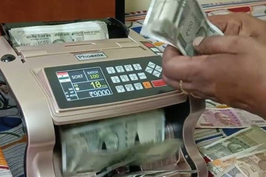 আয়কর দফতর সূত্রে খবর, ২০১৯ থেকে ২০২১ সাল পর্যন্ত হিসাবের গরমিল ধরা পড়েছে। আয় এবং ব্যয়ের হিসাবে বিস্তর ফারাক ধরা পড়েছে। 