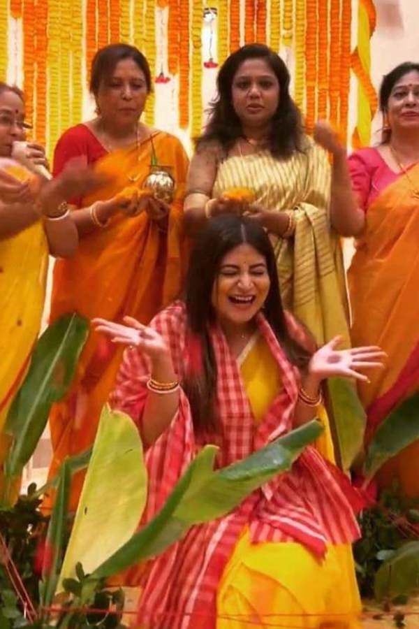 ৭ ডিসেম্বর পরিকল্পনামাফিক মনের মানুষের সঙ্গে গাঁটছড়া বাঁধলেন নায়িকা। বিয়েতে হল না কন্যাদান। একই দিনে মিটেছে সইসাবুদের পালা। 