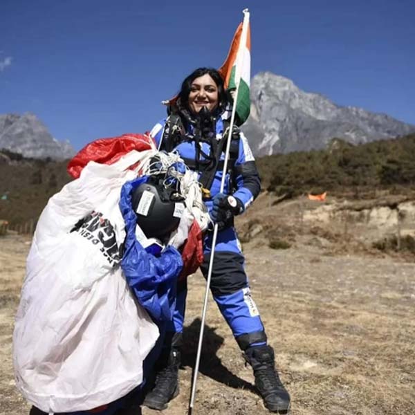 আকাশ তাঁর বিচরণক্ষেত্র। সেই আকাশেই হেলায় ভেঙেছেন একের পর এক রেকর্ড, আর তৈরি করেছেন নতুন নতুন। সম্প্রতি সকলের চোখ কপালে তুলে দিয়েছেন হালফিলের কীর্তি দিয়ে। তিনি ভারতীয় স্কাইডাইভার শীতল মহাজন। এক্সট্রিম স্পোর্টস বিভাগে পুণের শীতল এখন কার্যত কিংবদন্তি। 