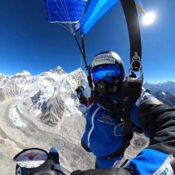 স্কাই ডাইভিংয়ের ক্ষেত্রে অলিম্পিক্স হল তিনটি ঝাঁপ। প্রথমটি উত্তর মেরু, দ্বিতীয় দক্ষিণ মেরু এবং সর্বশেষ তথা সবচেয়ে কঠিন, এভারেস্ট। শীতলের প্রথম দু’টি হয়ে গিয়েছিল আগেই। বাকি ছিল শুধু ঘরের পাশের এভারেস্ট জয়। দীপাবলির সময় তা-ও করে ফেললেন শীতল। 