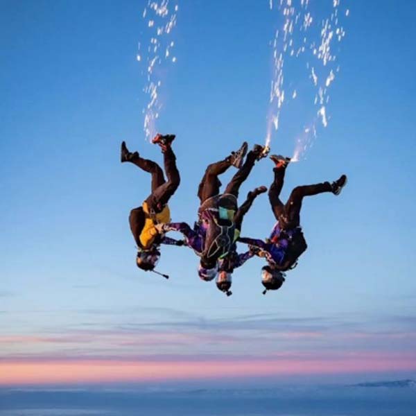 জানতে চান, ঠিক কোন কীর্তি স্পর্শ করেছেন শীতল? তিনি পৃথিবীর সর্বোচ্চ পর্বতশৃঙ্গ হিমালয় পর্বতের মাউন্ট এভারেস্টকে সাক্ষী রেখে ২১, ৫০০ ফুট উচ্চতা থেকে হেলিকপ্টার থেকে ঝাঁপ দেওয়া বিশ্বের প্রথম মহিলা। এর আগে বিশ্বের কোনও মহিলা এই কীর্তির কথা ভাবতেও পারেননি। ৪১ বছর বয়সে সেই চ্যালেঞ্জই হেলায় জিতে দেখিয়েছেন শীতল।