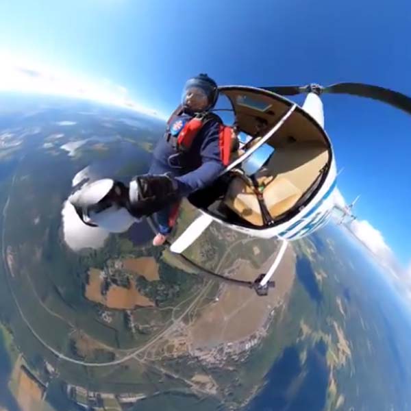 এই অনন্য কীর্তিস্থাপনের পর নিজের সমাজমাধ্যমের পাতায় শীতল লিখেছেন, ‘‘আমি মাউন্ট এভারেস্টকে সাক্ষী রেখে ২১,৫০০ ফুট থেকে নিজের জীবনের সর্বশ্রেষ্ঠ ঝাঁপ দিয়েছি এবং কালাপত্থরের উচ্চতম অংশ ১৭,৪৪৪ ফুট উচ্চতায় অবতরণ করি। আমি সবচেয়ে উঁচু থেকে স্কাই ডাইভ দেওয়ার ক্ষেত্রে বিশ্বের প্রথম মহিলা হলাম।’’ 