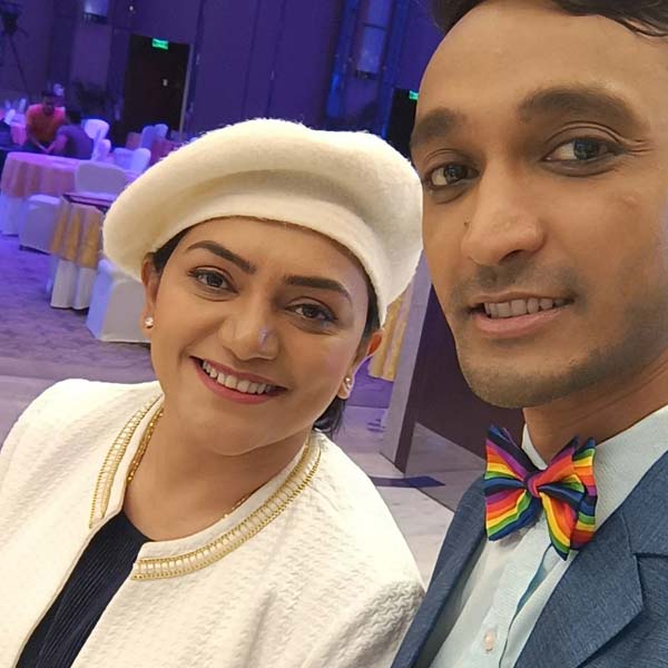 পুণের ফার্গুসন কলেজের কৃতী ছাত্রী শীতলের আগ্রহের তালিকায় বরাবরই একেবারে উপরের দিকে ছিল আকাশ। সেই আকাশে ঝাঁপ দিয়ে পাখির মতো ভেসে বেড়ানোর ইচ্ছে তাঁর বহু দিনের। কিন্তু ভারতে তেমন পরিকাঠামো কোথায়? কিন্তু শীতল হাল ছাড়ার বান্দা নন। ভারতের মতো দেশে যে খেলা মূলত পুরুষ নিয়ন্ত্রিত, সেই স্কাই ডাইভিংয়ে অনন্য কীর্তি স্থাপন কিন্তু মাথা ঘুরিয়ে দিয়েছে বাকিদেরও। অনেক মেয়েই এখন বড় হয়ে শীতল হতে চান। 