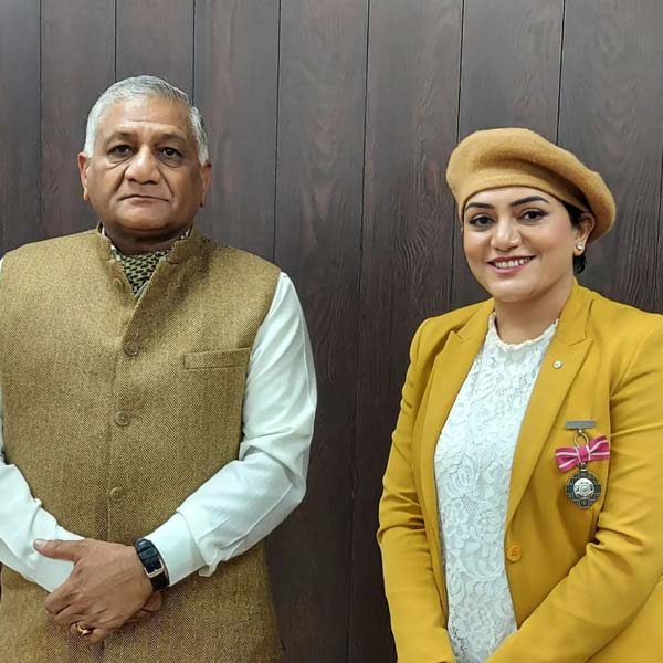 দুই মেরুতে স্কাইডাইভ একাই সেরে ফেলেছিলেন শীতল। কিন্তু এভারেস্টের বেলায় তাঁকে একা ছাড়েননি ওয়েন্ডি। যোগ্য শিষ্যকে সঙ্গে নিয়ে হেলিকপ্টারে চেপেছিলেন। নিজেও ছিলেন খানিকটা উদ্বেগে। যমজ বাচ্চার মা শীতল কি শেষ পর্যন্ত অসাধ্য সাধন করতে পারবেন? ওয়েন্ডির ভয়কে তুড়ি মেরে উড়িয়ে দিয়েছিলেন শীতল। 