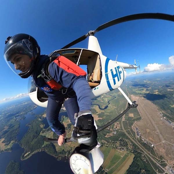 আসলে, শীতলের গোটা জীবনই আকাশকে কেন্দ্র করে। বিয়ে করেছেন সেই সঙ্গীকে, যাঁর সঙ্গে প্রথম বার স্কাইডাইভ করেছিলেন। তাঁরাই ভারতের একমাত্র ‘স্কাইডাইভার কাপল’ যাঁরা সর্বাধিক ৫৭টি ঝাঁপ দিয়েছেন, একে অপরের হাত ধরে। 