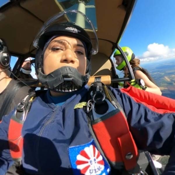 বিয়ের পর যমজ বাচ্চার জন্ম দেন শীতল। তার পর ক্রমশ বাড়তে থাকে কাজের চাপ। বাচ্চাদের সামলানোর চাপ। বাড়ি, সন্তান সব সামলে শীতল কিন্তু আকাশকে মন থেকে দূরে সরিয়ে দেননি। সন্তানদের বয়স এক বছর হতেই আবার প্যারাশুট বেঁধে নেমে পড়েন শীতল। 