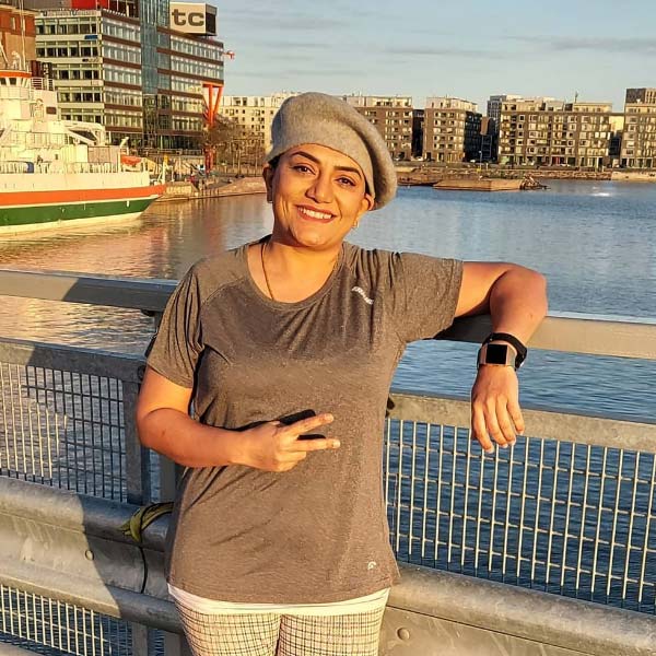 স্কাই ডাইভিংয়ে বিশ্বরেকর্ডের অধিকারী শীতলের নজর এ বার স্পেস ডাইভিংয়ের দিকে। অর্থাৎ, পৃথিবীর সীমা ছাড়িয়ে মহাশূন্যে নিজের ক্ষমতা দেখানোর স্বপ্ন দেখছেন পুণের স্কাই ডাইভার। স্বামীকে সঙ্গে নিয়ে শীতল নিজে একটি স্কাই ডাইভিং স্কুল চালান পুণেতে। সেখানেই নাকি প্রস্তুতিও শুরু হয়ে গিয়েছে লোকচক্ষুর অন্তরালে।