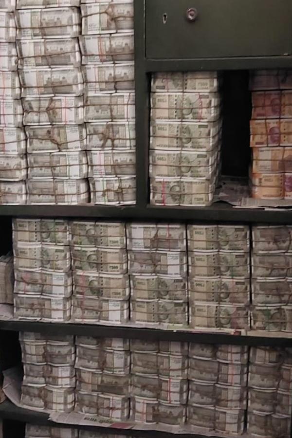 গুনতে গুনতে হল বেলা। বেলা পেরিয়ে হয়ে গেল রাত, আবার রাত পেরিয়ে দিন। অক্লান্ত পরিশ্রমে অবশেষে উদ্ধার হল মোট ৩০০ কোটি টাকা। 