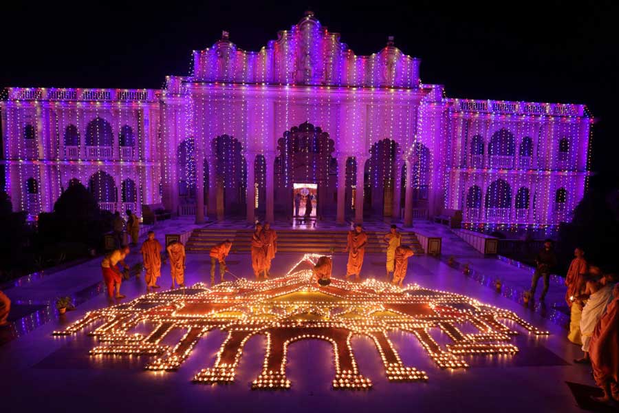 আমন্ত্রিতদের তালিকায় সচিন তেন্ডুলকর এবং বিরাট কোহলির নাম রয়েছে বলে জানা গিয়েছে। শুধু ক্রিকেটারেরা নন, নিমন্ত্রিতের তালিকায় রয়েছেন শিল্পপতি, বিনোদন জগতের মানুষ-সহ বিভিন্ন পেশায় প্রতিষ্ঠিতেরা।