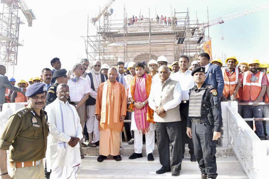 নিমন্ত্রিতের তালিকায় রয়েছেন শিল্পপতি মুকেশ অম্বানী, গৌতম আদানি এবং রতন টাটা। থাকবেন রামায়ণ সিরিয়ালে রাম এবং সীতার চরিত্রে অভিনয় করা অরুণ গোভিল এবং দীপিকা চিখলিয়া।