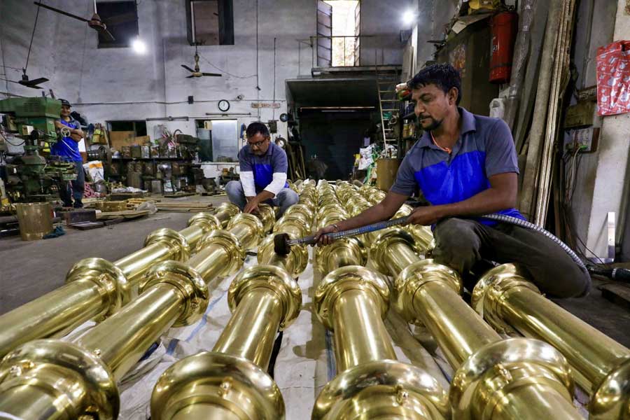 আমন্ত্রণপত্র যেতে পারে অমিতাভ বচ্চন কিংবা অক্ষয় কুমারদের মতো তারকার কাছেও। বিশ্ব হিন্দু পরিষদের কেন্দ্রীয় নেতা শচিন্দ্রনাথ সিংহ বলেন, “আমাদের নিমন্ত্রণের তালিকা খুব লম্বা। এখনই আমরা নাম ঘোষণা করছি না। তালিকা তৈরি করা হচ্ছে। আমরা পরে ঘোষণা করব।”