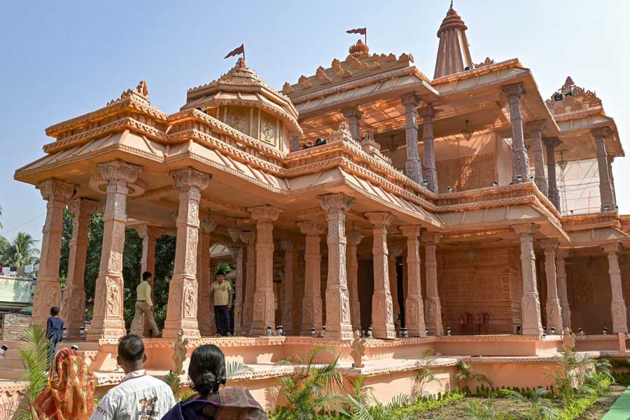 আগামী ২২ জানুয়ারি রামমন্দিরের প্রাণপ্রতিষ্ঠার অনুষ্ঠানকে সফল করতে বিরাট আয়োজন করার চেষ্টায় শ্রীরাম জন্মভূমি তীর্থক্ষেত্রে ট্রাস্ট, বিশ্ব হিন্দু পরিষদের মতো হিন্দুত্ববাদী সংগঠনগুলি।