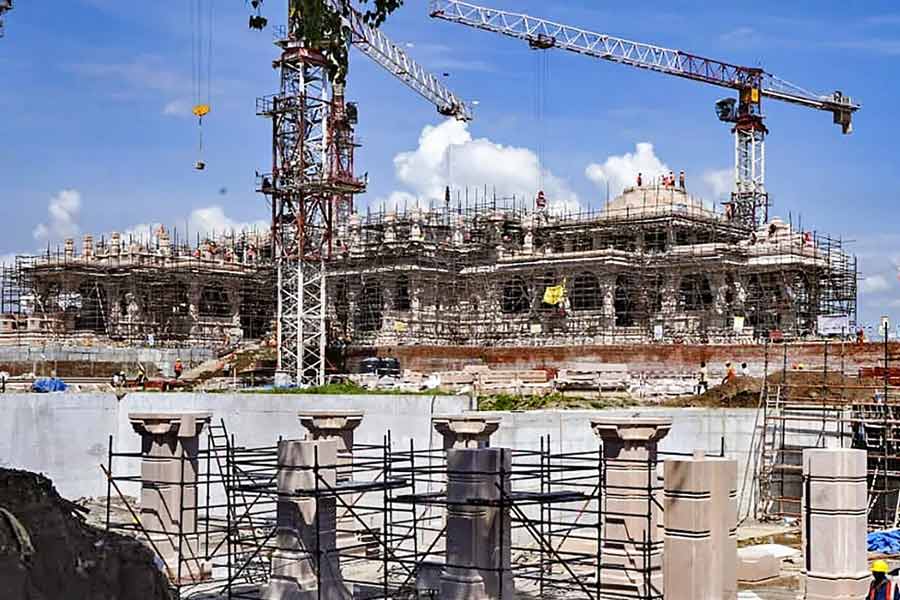 ওই দিন মূল অনুষ্ঠানে থাকবেন প্রধানমন্ত্রী নরেন্দ্র মোদী। সেই সঙ্গে থাকবেন আরএসএস প্রধান মোহন ভাগবত এবং উত্তরপ্রদেশের মুখ্যমন্ত্রী যোগী আদিত্যনাথ।