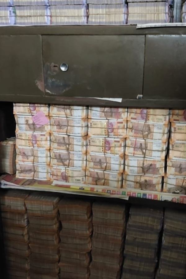 পশ্চিম ওড়িশার সবচেয়ে বড় মদ প্রস্তুতকারক কারখানায় বুধবার হানা দেয় আয়কর দফতর। কোনও রকম বিল, ভাউচার ছাড়াই ওড়িশার বিভিন্ন জায়গায় মদ বিক্রি করার অভিযোগ উঠেছিল বৌধ ডিস্টিলারিজ়ের বিরুদ্ধে। 