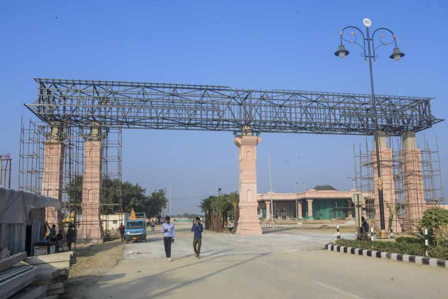 আমন্ত্রিতদের মধ্যে দেশের বিভিন্ন মঠ এবং আশ্রমের সাধুসন্তরাও থাকছেন বলে জানা গিয়েছে। ট্রাস্টের সাধারণ চম্পত রাই সংবাদমাধ্যমকে জানিয়েছেন, অন্তত ৫০টি দেশ থেকে আসছেন অতিথিরা।