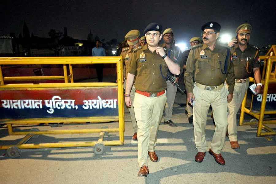 ২০০০ বিশিষ্ট ব্যক্তিকে আমন্ত্রণ জানানোর কাজ ইতিমধ্যেই শুরু হয়ে গিয়েছে। আমন্ত্রিতদের তালিকায় সেই সব সাংবাদিকও রয়েছেন, যাঁরা রামমন্দির আন্দোলনের পক্ষে লিখেছিলেন। 