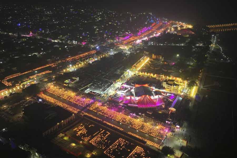 রামমন্দির আন্দোলনের সময় যে ৫০ জন করসেবক প্রাণ হারিয়েছিলেন, তাঁদের পরিবারকেও আমন্ত্রণ জানানো হচ্ছে। আমন্ত্রণ জানানো হচ্ছে বিভিন্ন আদালতের বিচারপতি, বিচারক, বিজ্ঞানী এবং লেখকদেরও।