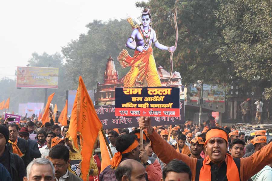 তবে এখনই কে কে রামমন্দিরের প্রাণপ্রতিষ্ঠার দিন উপস্থিত থাকবেন, তা নিশ্চিত করে জানানো হয়নি। নিমন্ত্রিতদের একটি চিঠি এবং লিঙ্ক পাঠানো হবে। সেই লিঙ্কে গিয়ে তাঁরা নিমন্ত্রণ গ্রহণ করলে একটি বার কোড পাবেন। 