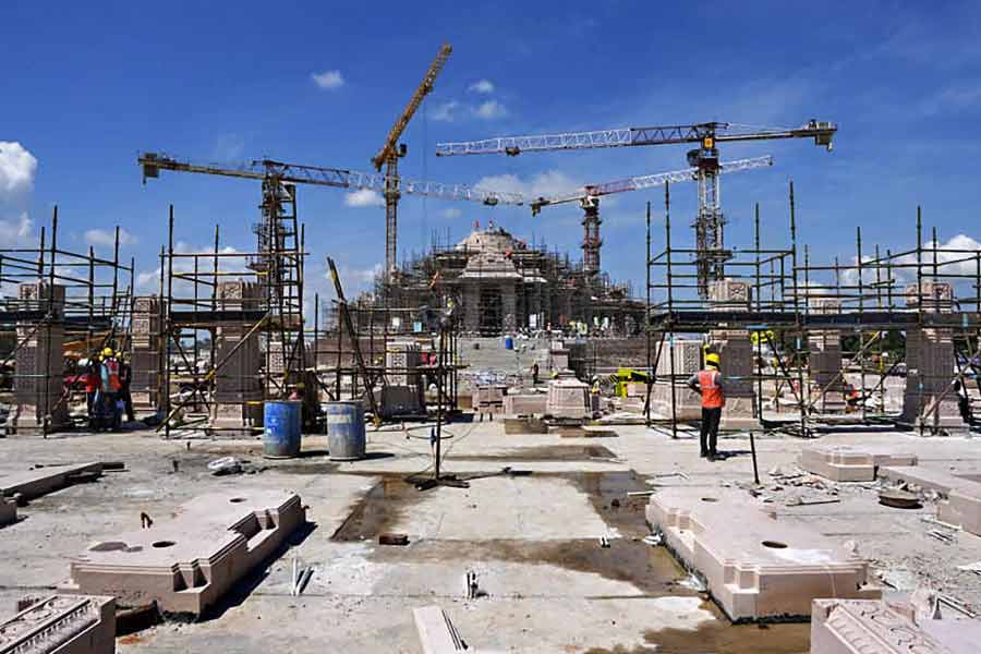 তবে ভারত অধিনায়ক রোহিত শর্মা, বিশ্বকাপজয়ী অধিনায়ক কপিল দেব এবং মহেন্দ্র সিংহ ধোনি, প্রাক্তন বোর্ড সভাপতি সৌরভ গঙ্গোপাধ্যায়েরা আমন্ত্রিতের তালিকায় রয়েছেন কি না, তা জানা যায়নি।