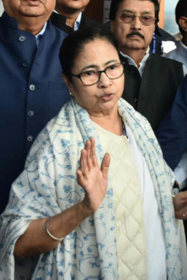 মহুয়াকে বলার সুযোগ না দিয়ে এবং তাঁকে বহিষ্কার করে সংসদে গণতন্ত্রকে হত্যা করা হয়েছে বলে জানিয়েছেন মমতা। উল্লেখ্য, তাঁর দল যে মহুয়ার পাশে আছে, আগেই তা জানিয়েছিলেন তৃণমূলের সর্বভারতীয় সাধারণ সম্পাদক অভিষেক বন্দ্যোপাধ্যায়। 