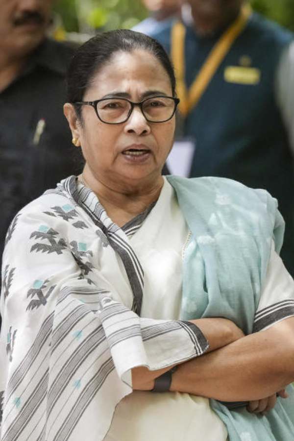 তবে তিনি এ-ও বলেছিলেন, ‘‘মহুয়ার লড়াই তাঁর একার। একাই সেই লড়াই তাঁকে লড়তে হবে।’’